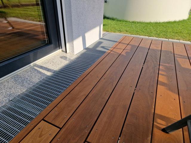 Holzdeck an der Terrassentür