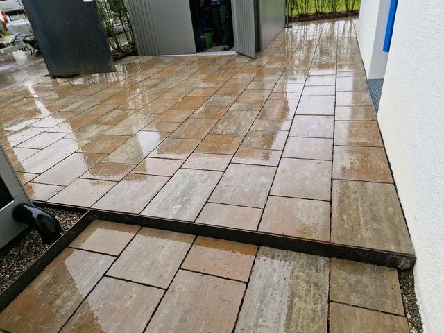 Terrasse aus großformatigen Platten