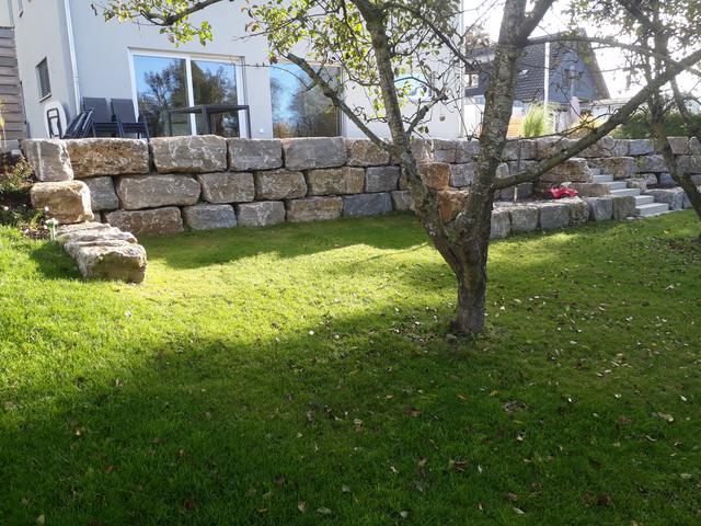 Natursteinmauer mit Treppe im Garten
